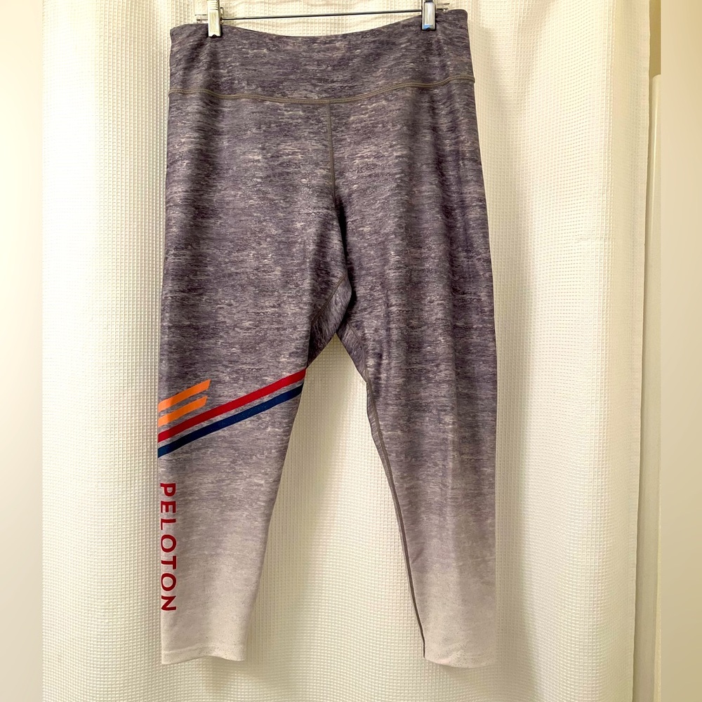 Gray & white Pelaton workout capri pants, size XL - Picture 5 of 6